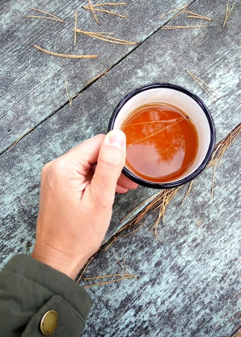Xícara de café ao lado de tubo de coleta: café antes do exame de sangue