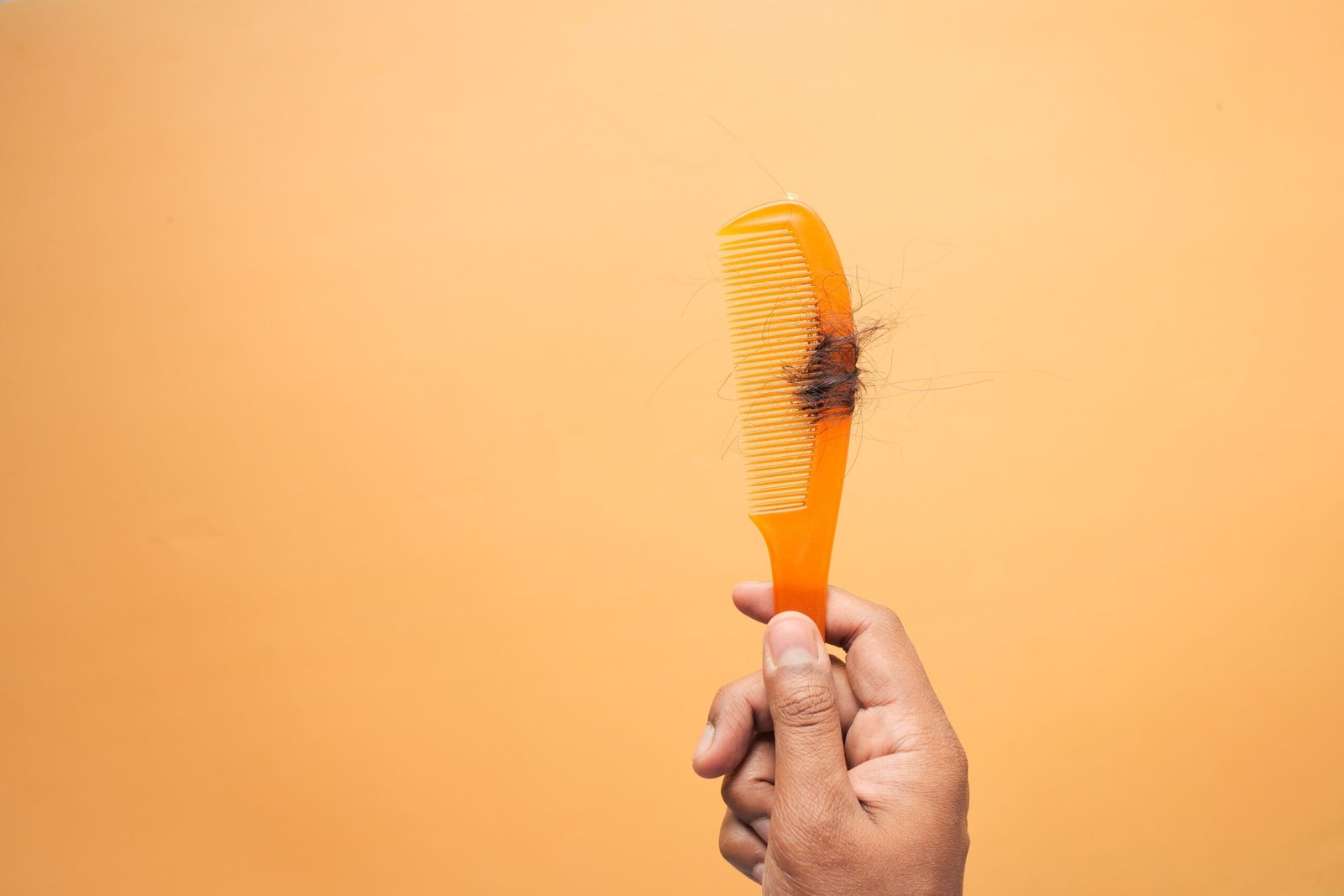 Escova com fios após queda de cabelo