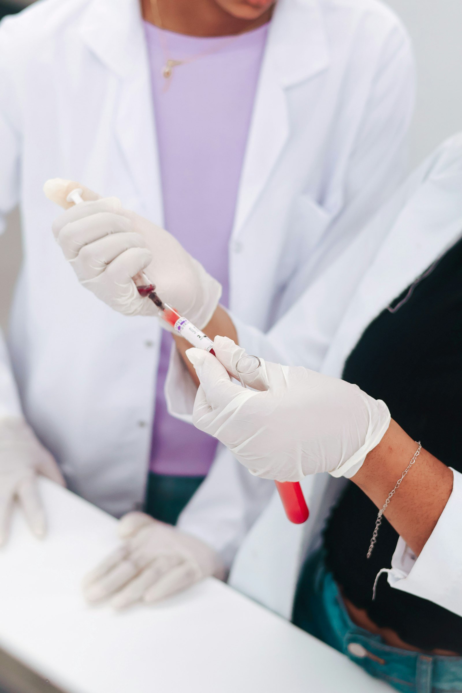 Tubo de sangue analisado em laboratório para o coagulograma