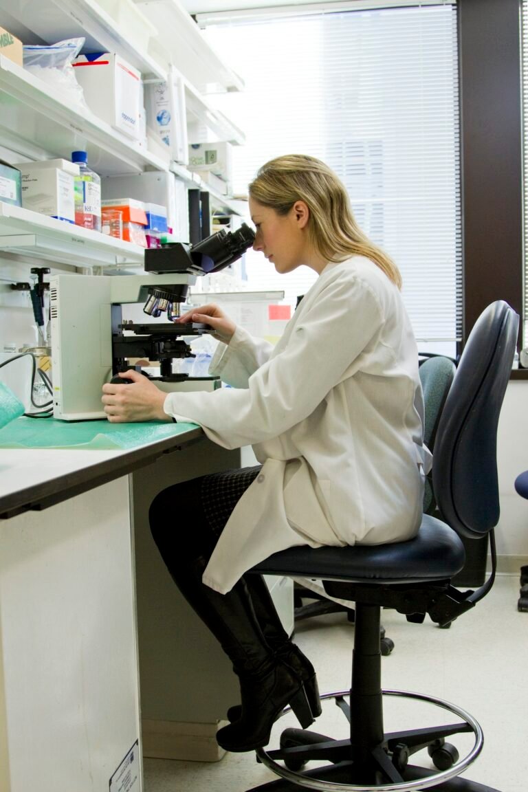 Profissional de laboratório durante as coletas da curva glicêmica