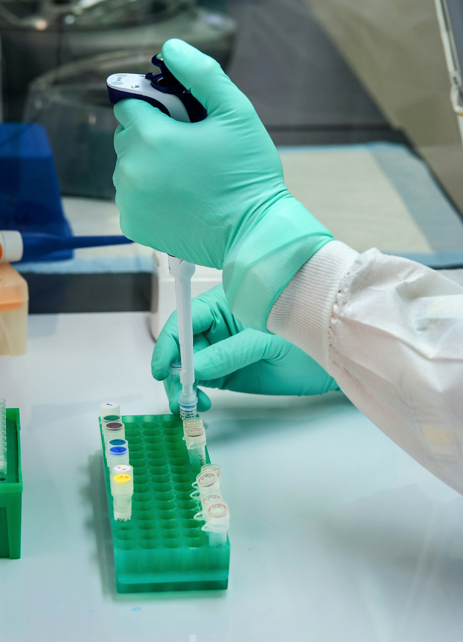 Profissional usando pipeta, contexto de exames sem pedido medico