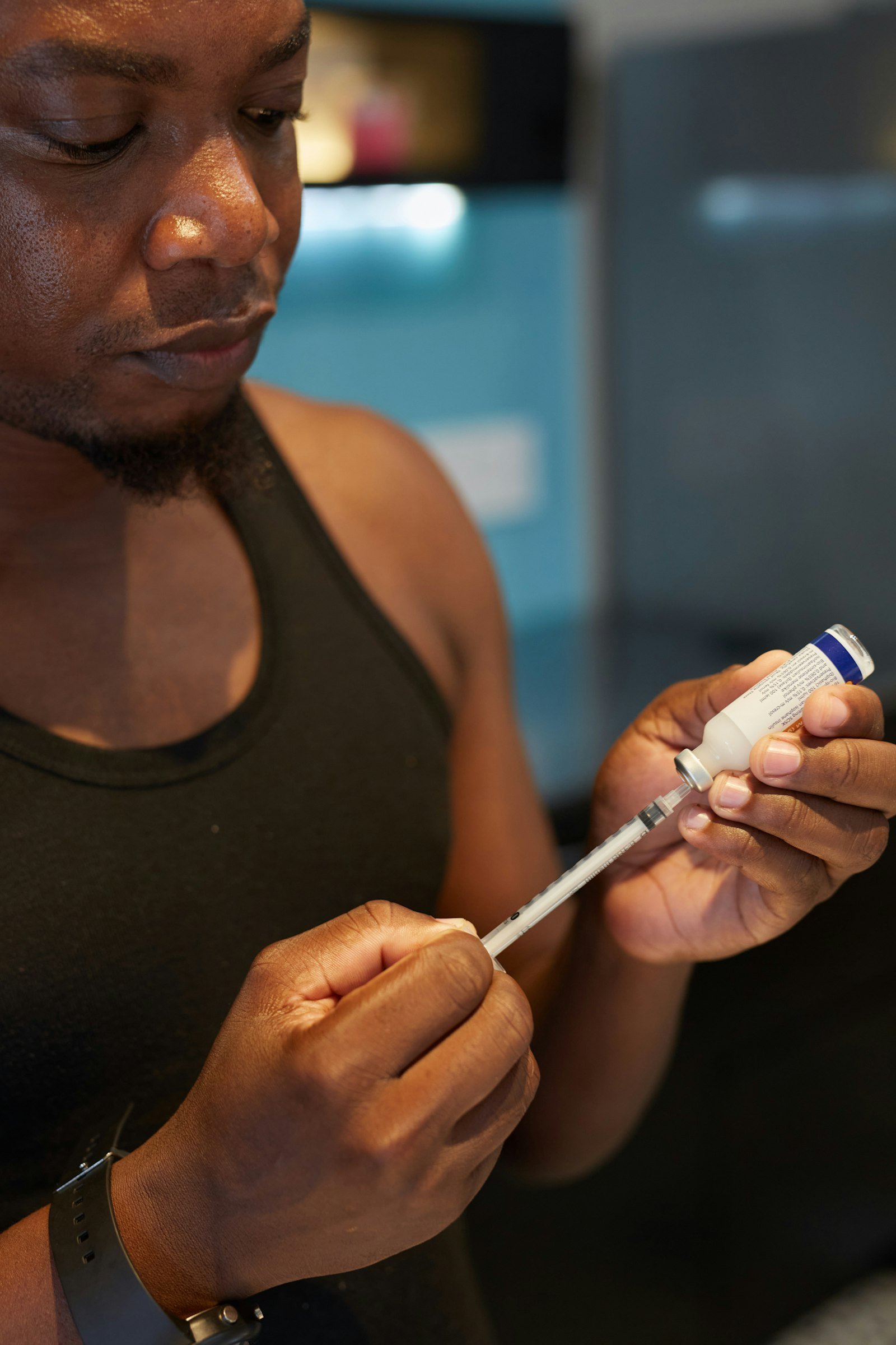 Pessoa com caneta injetavel, contexto de como o Mounjaro altera exames