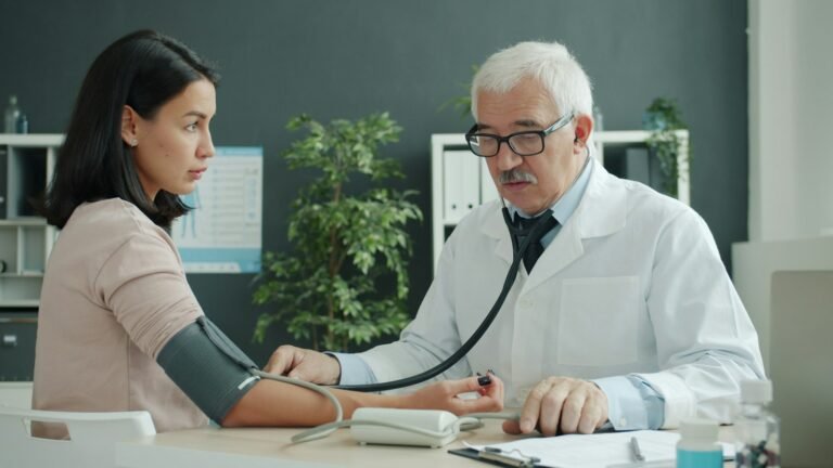 Profissional medindo a pressão arterial de um paciente