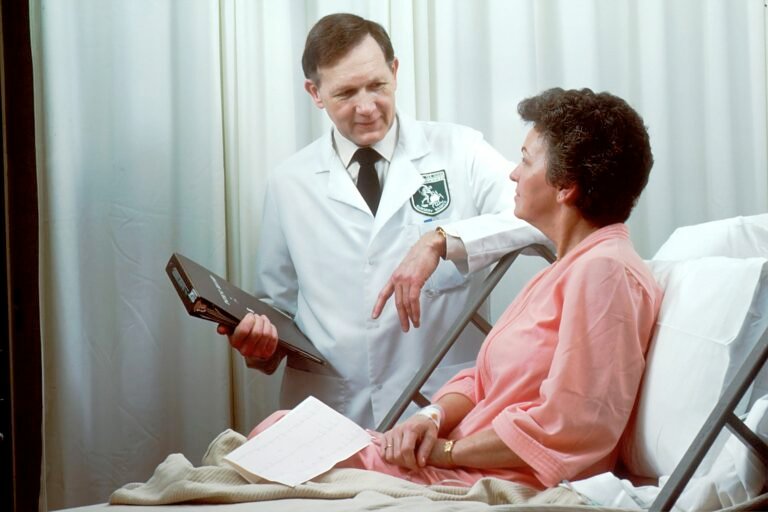 Médico avaliando exames de TSH e T4 livre com paciente