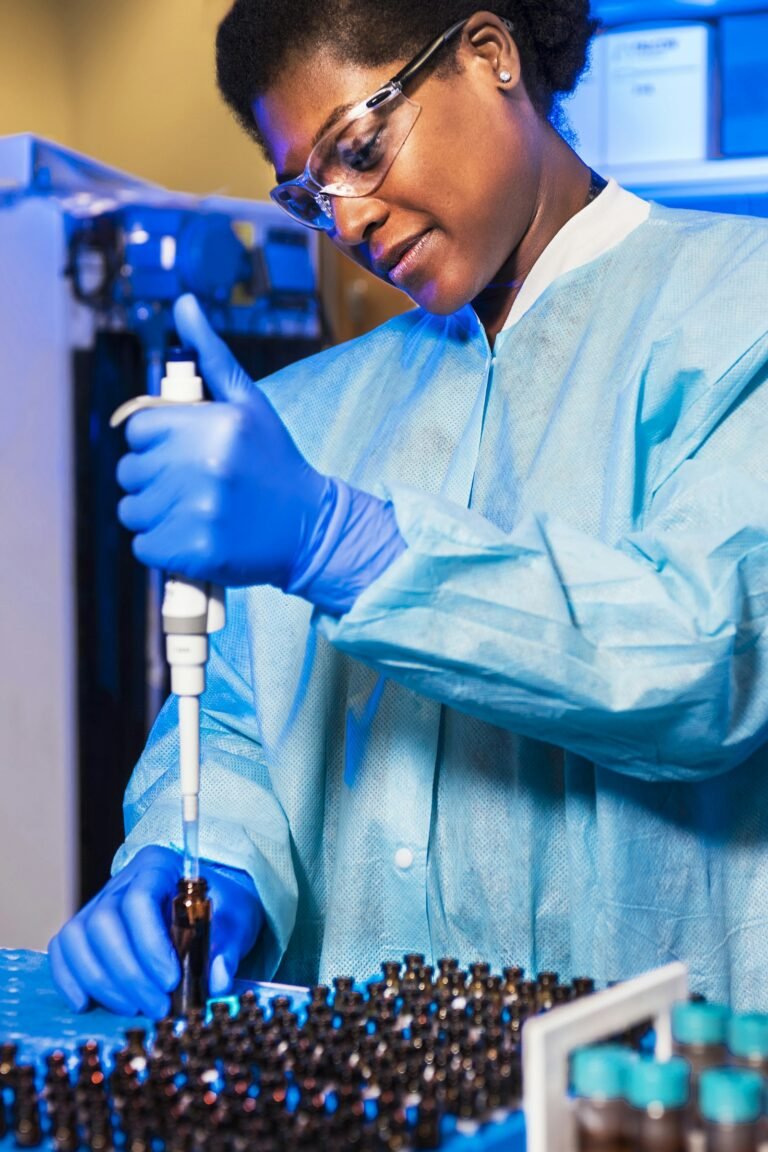 Laboratório de análises clínicas, onde o exame de urina EAS é processado